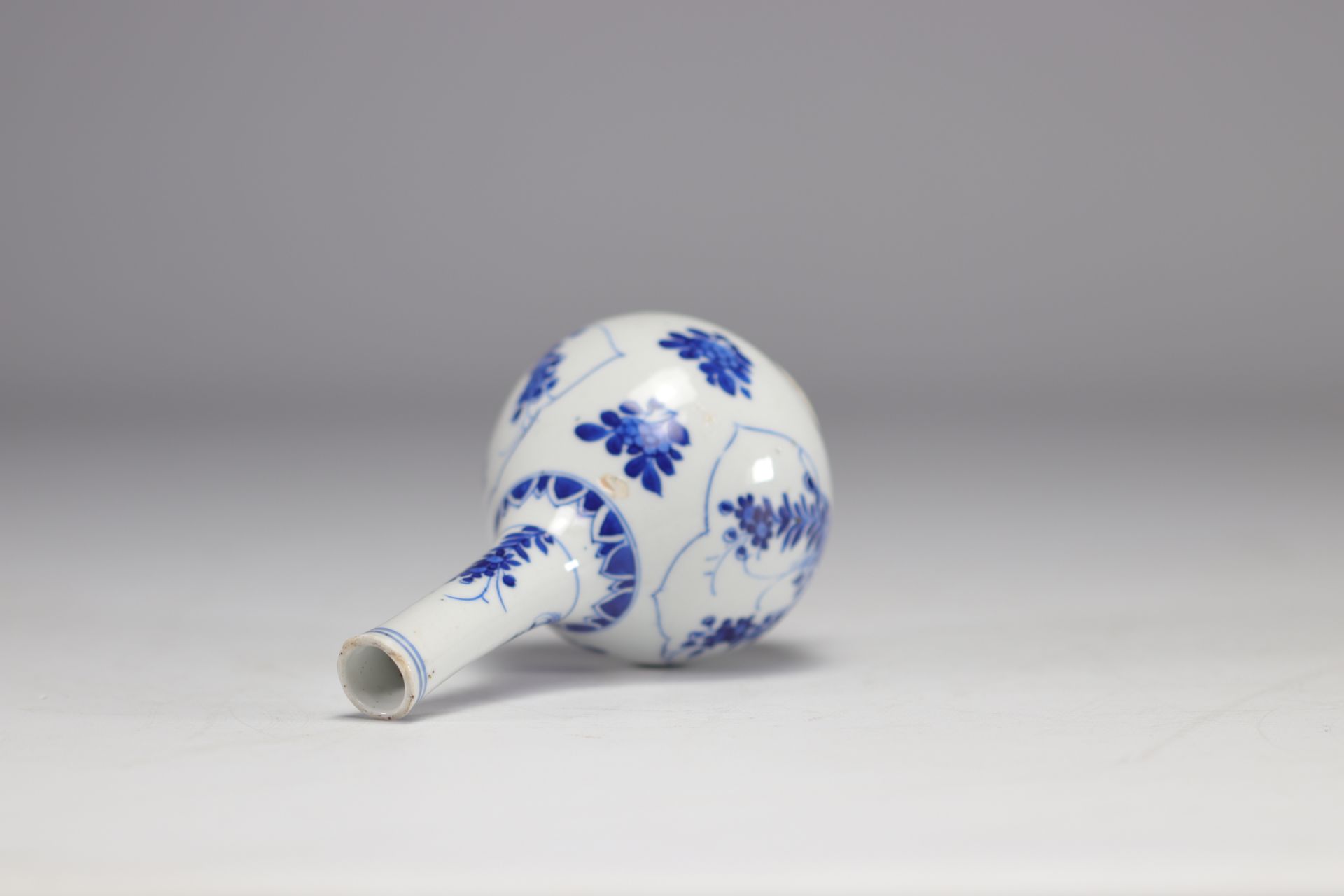 Small porcelain vase in white and blue with flower decoration from the Kangxi period (1661-1722) - Bild 4 aus 5