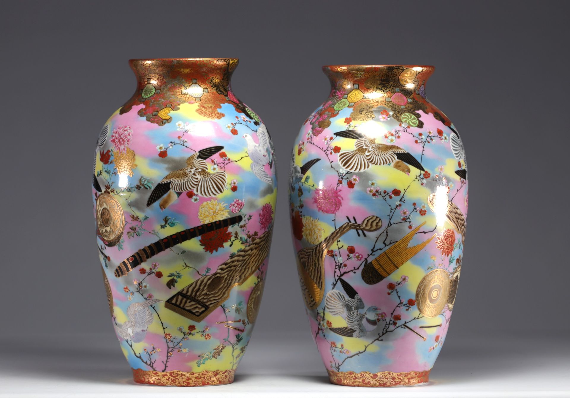 Japan - A pair of Satsuma vases with radiant doves, pigeons and flowers, Meiji period.Â