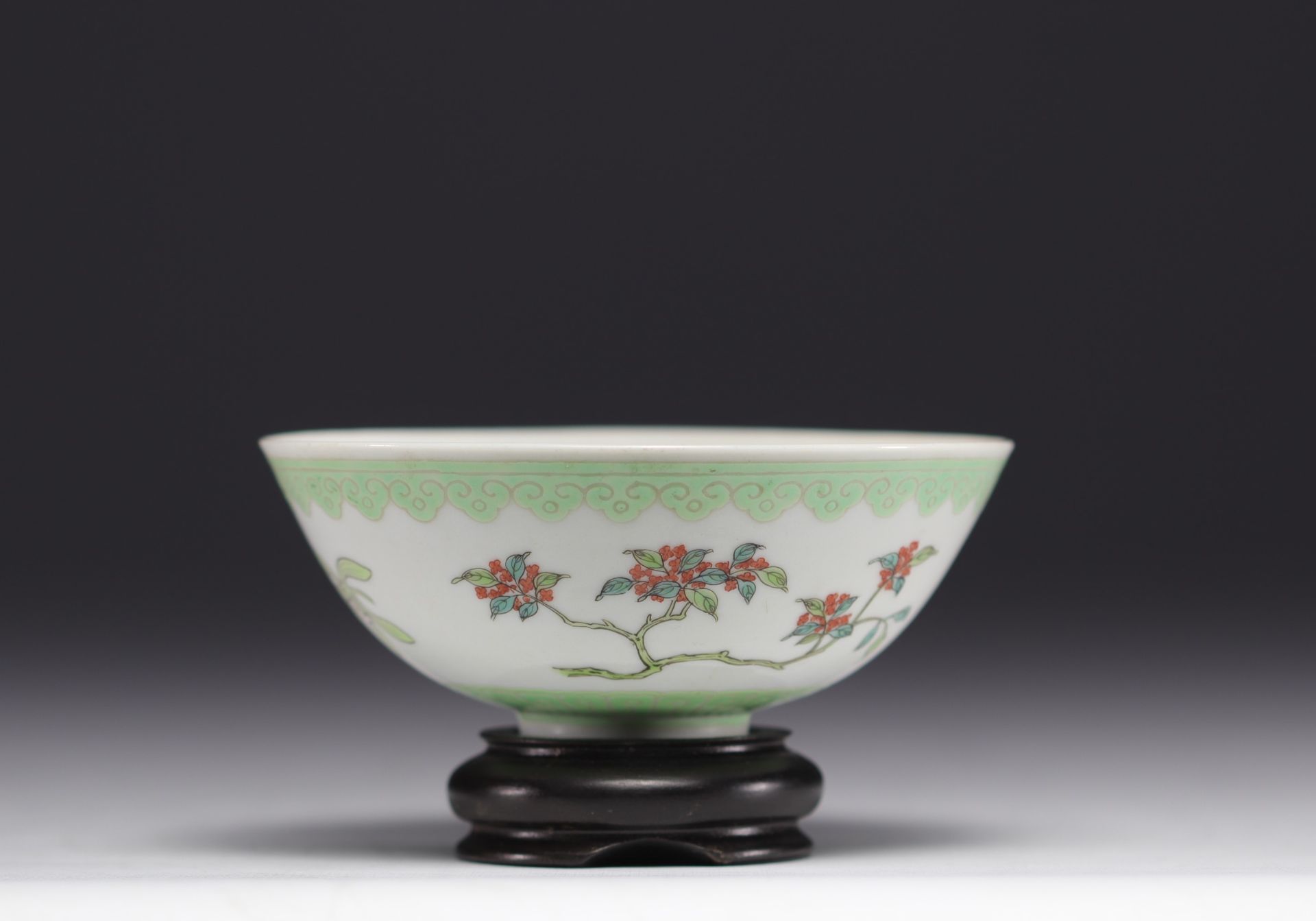 China - Rare Rose Family porcelain bowl with floral decoration and imperial mark, Jiaqing period (17 - Image 7 of 8