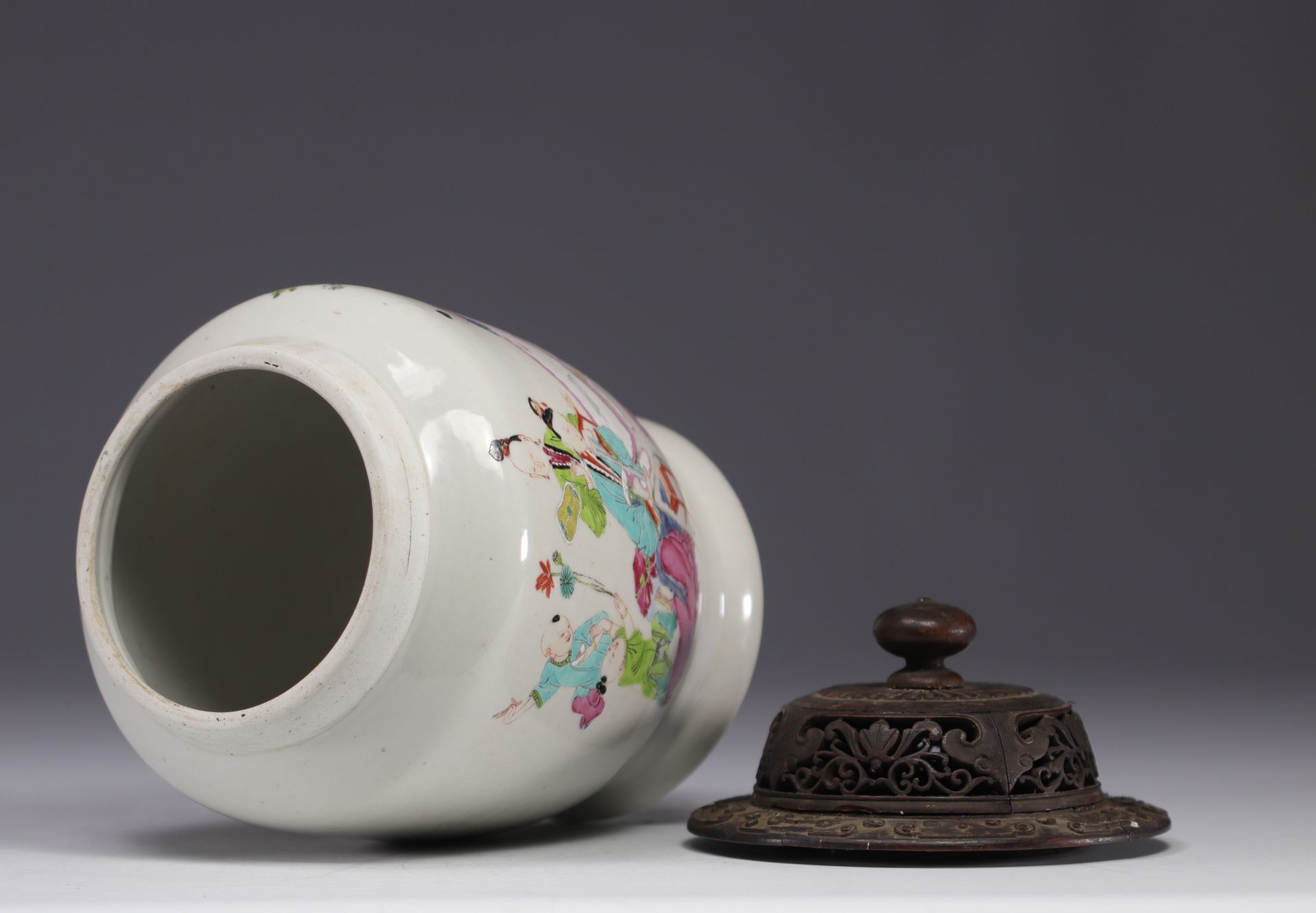 China - Famille rose covered pot - Image 6 of 6