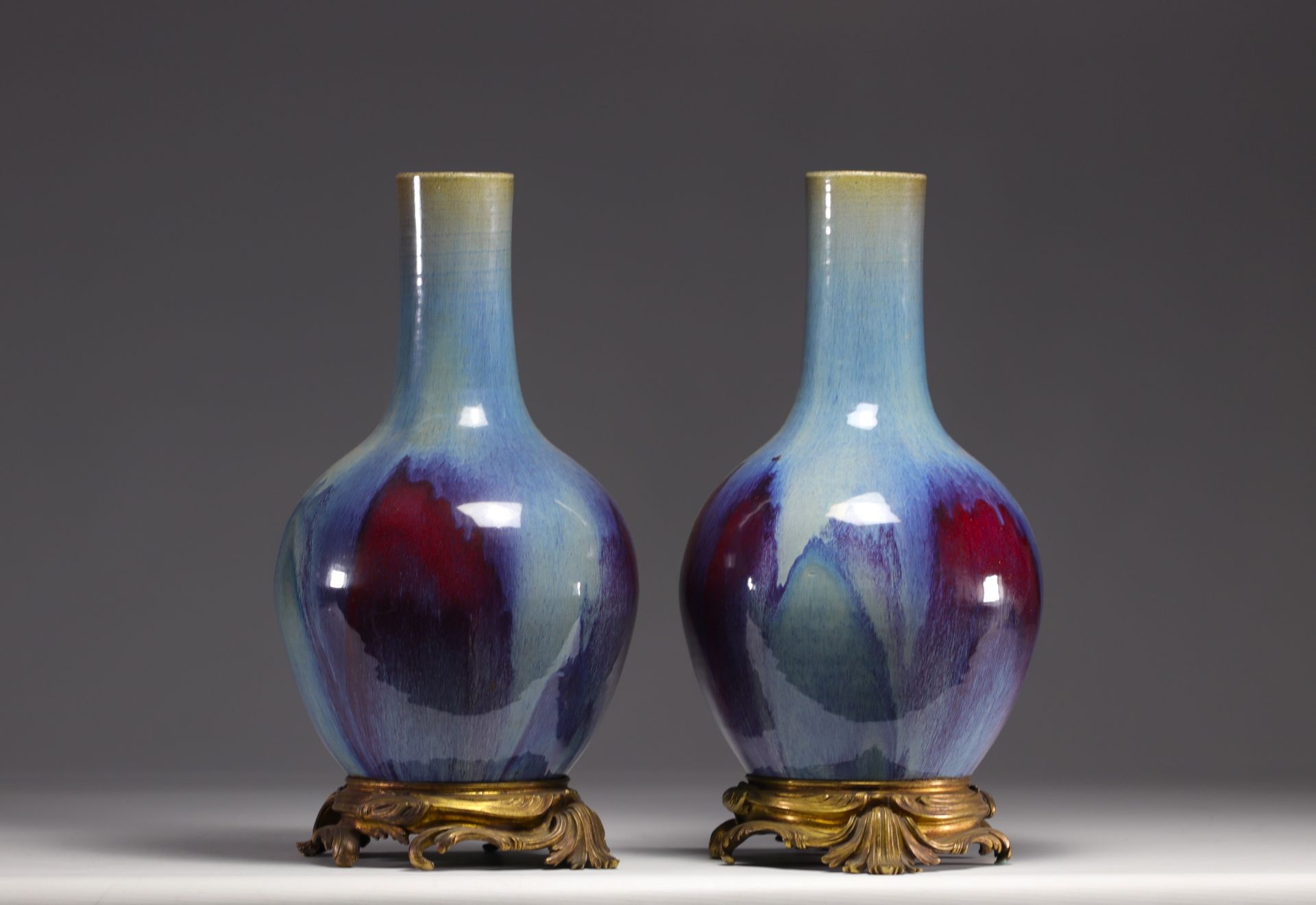 Rare pair of porcelain vases with flamed glaze mounted on bronze from 18th century - Bild 2 aus 5