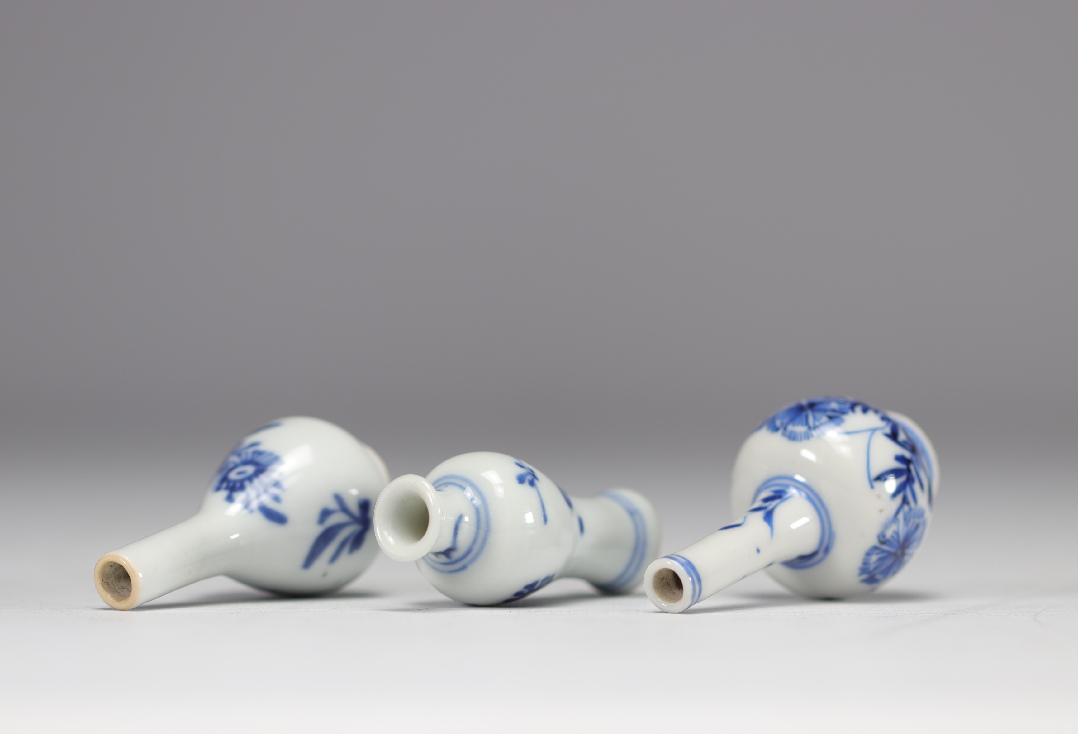(3) Set of three miniature vases of different shapes in white and blue from the Kangxi period (1661- - Image 3 of 4