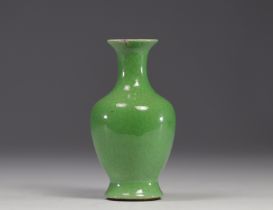 China - apple green monochrome porcelain vase, 19th century.