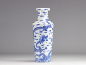 A white and blue porcelain vase decorated with five-clawed dragons from the Qing-period (æ¸…æœ)