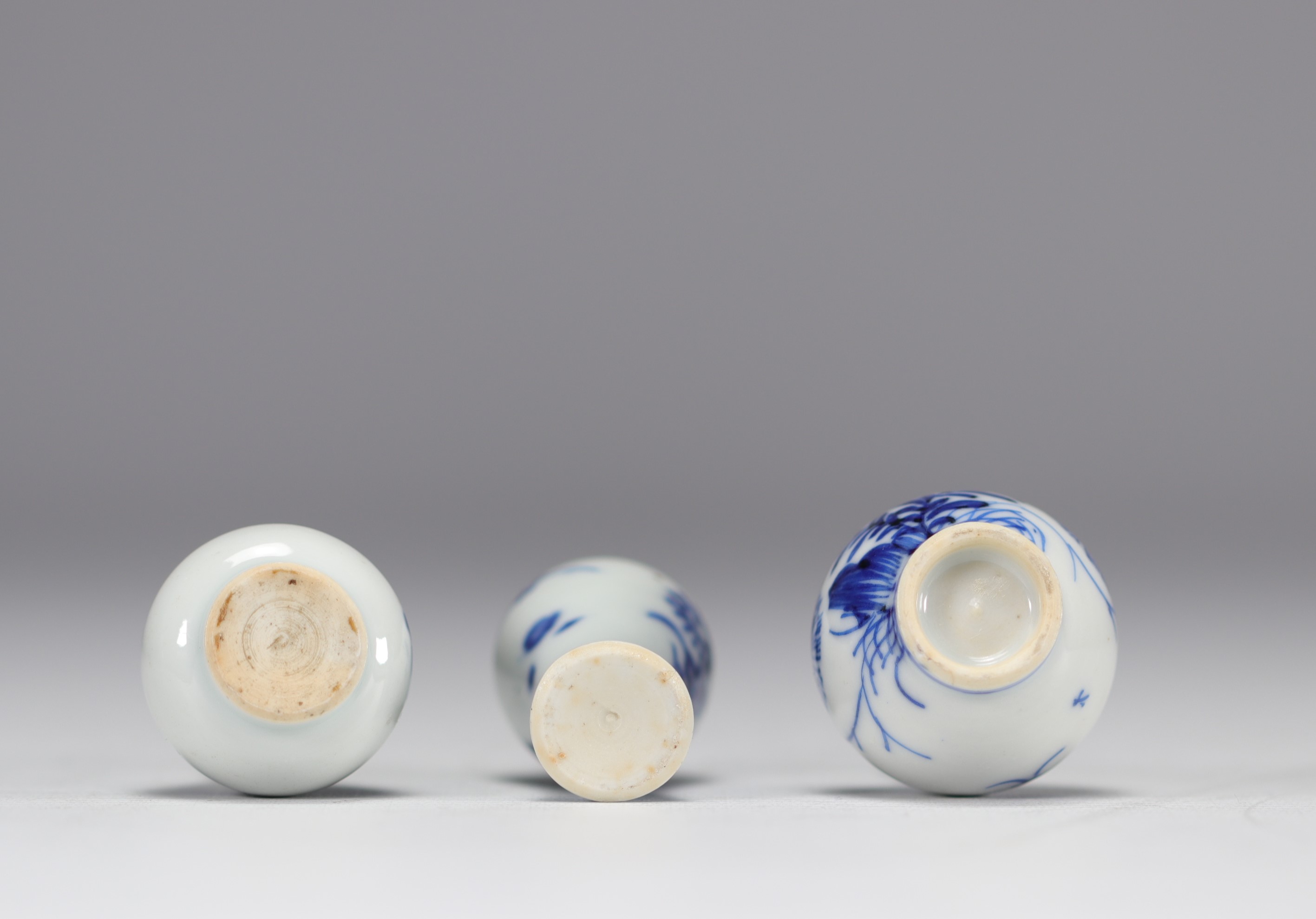 (3) Set of three miniature vases of different shapes in white and blue from the Kangxi period (1661- - Image 4 of 4