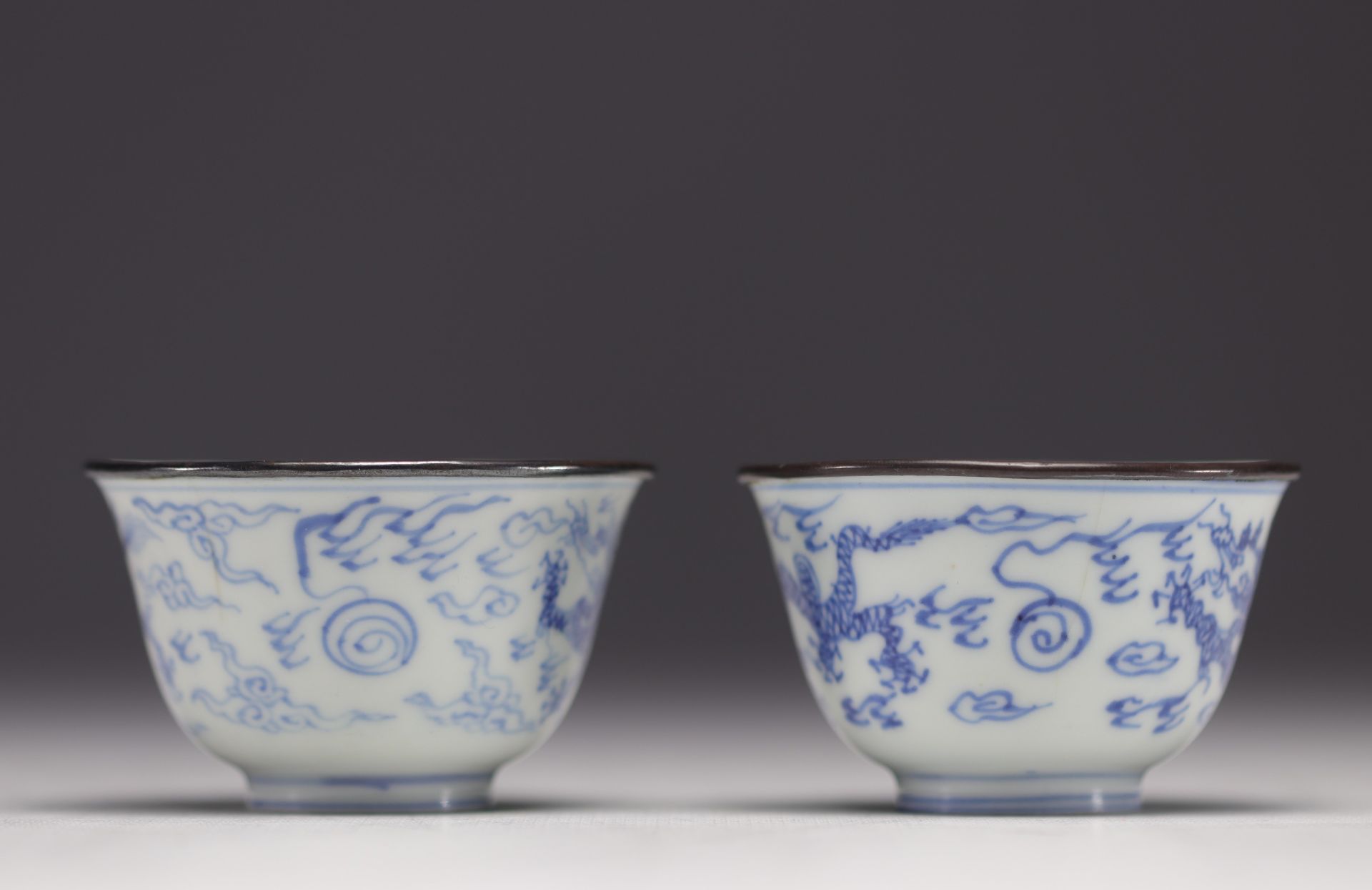 China - Pair of small Ming Imperial bowls in blue and white porcelain decorated with dragons - Bild 13 aus 15