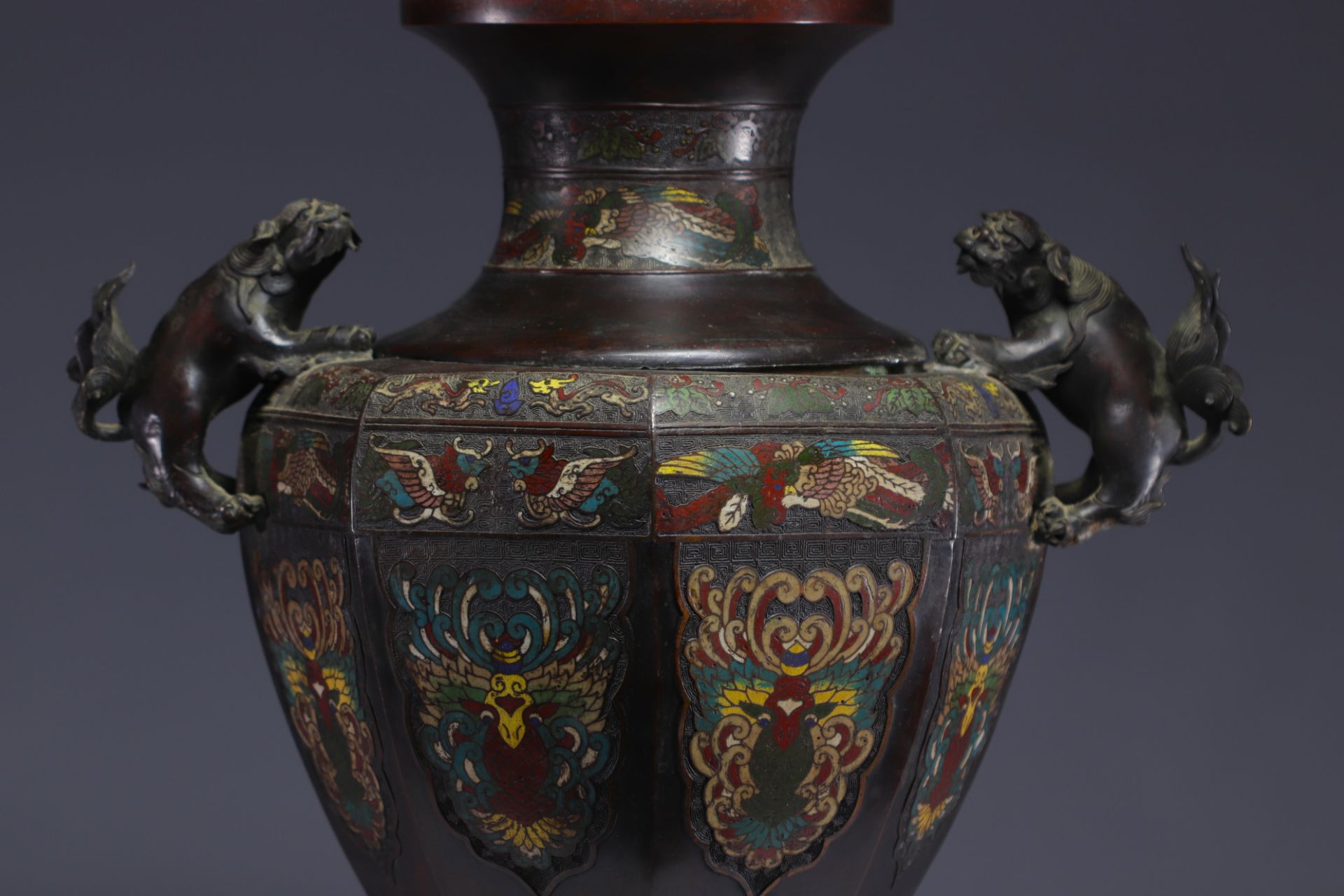 Imposing cloisonne bronze and champleve enamel vase, 19th century Japanese work. Mark in relief unde - Bild 4 aus 5