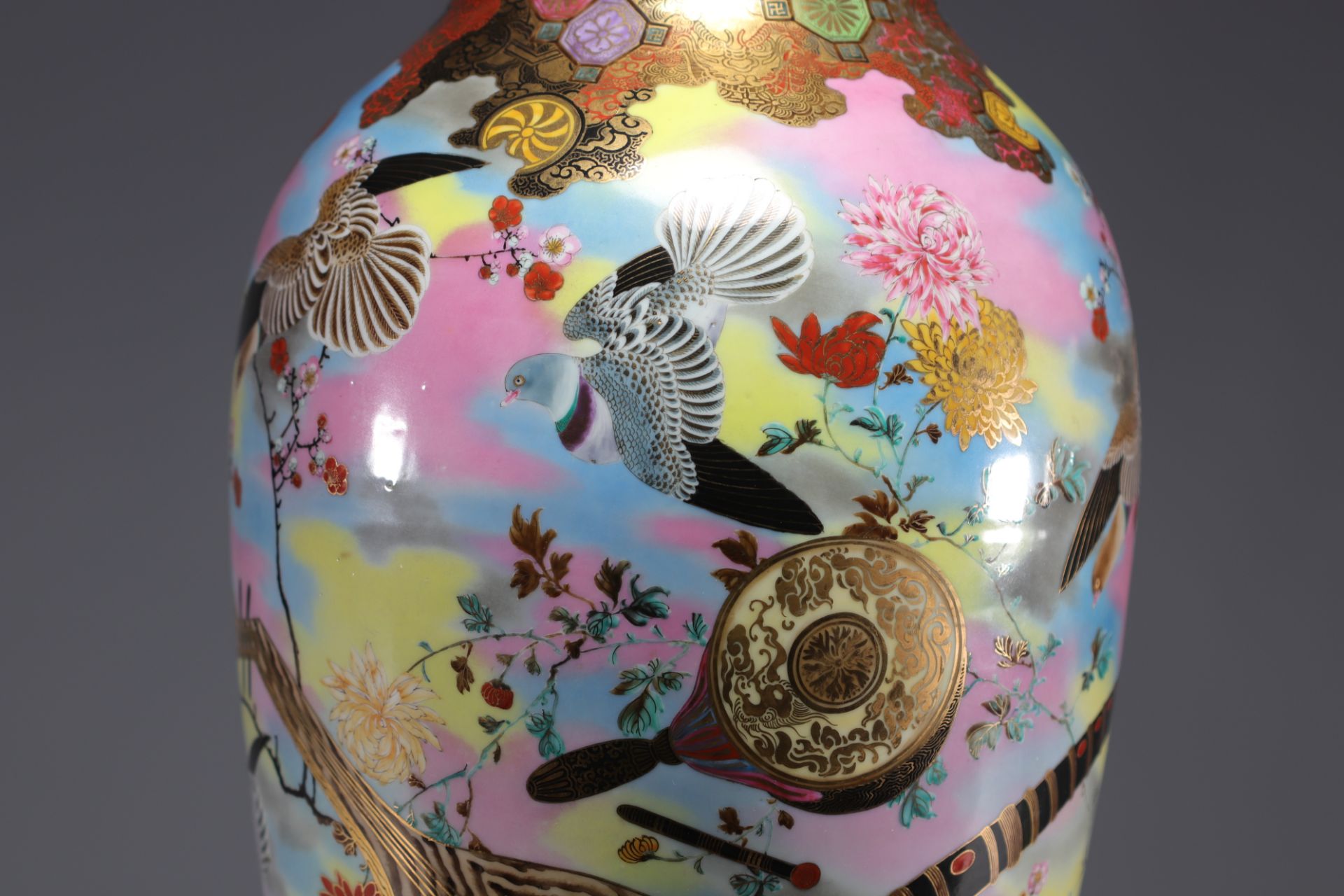 Japan - A pair of Satsuma vases with radiant doves, pigeons and flowers, Meiji period.Â - Image 8 of 8