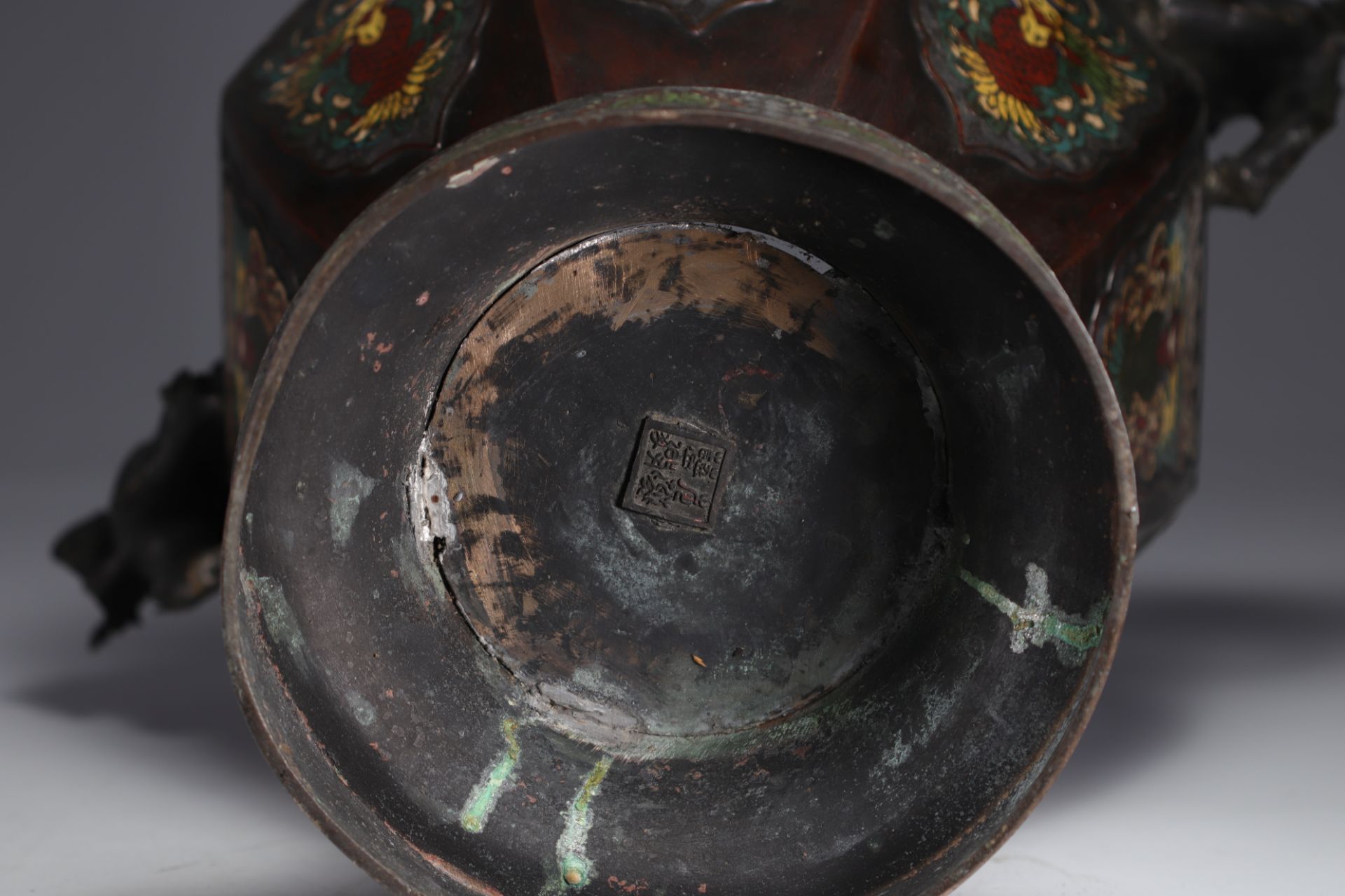 Imposing cloisonne bronze and champleve enamel vase, 19th century Japanese work. Mark in relief unde - Bild 5 aus 5