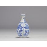 A small white and blue vase with flower decoration from the Kangxi period (1661-1722)
