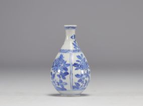 A small white and blue vase with flower decoration from the Kangxi period (1661-1722)