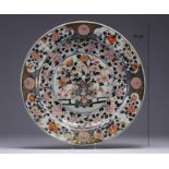 Japan - A large Japanese porcelain dish decorated with flowers, 18th century.