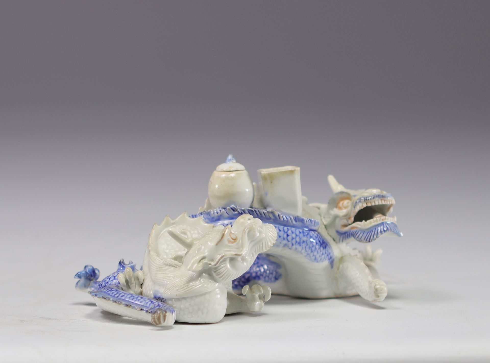 Japanese porcelain inkwell decorated with dragons - Image 2 of 4