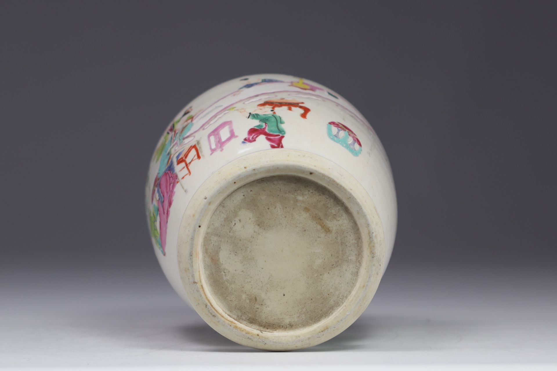 China - Famille rose covered pot - Image 5 of 6