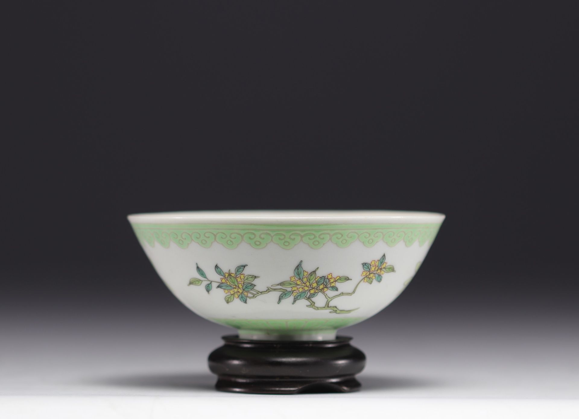 China - Rare Rose Family porcelain bowl with floral decoration and imperial mark, Jiaqing period (17 - Image 4 of 8