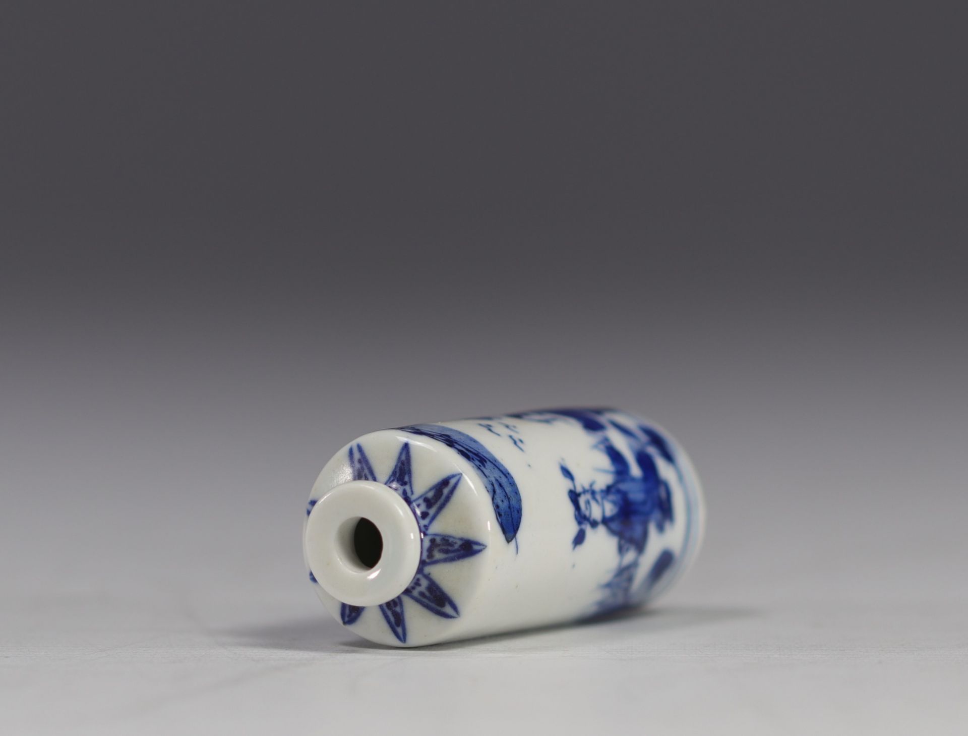China - white and blue porcelain snuffbox decorated with characters. - Bild 3 aus 5