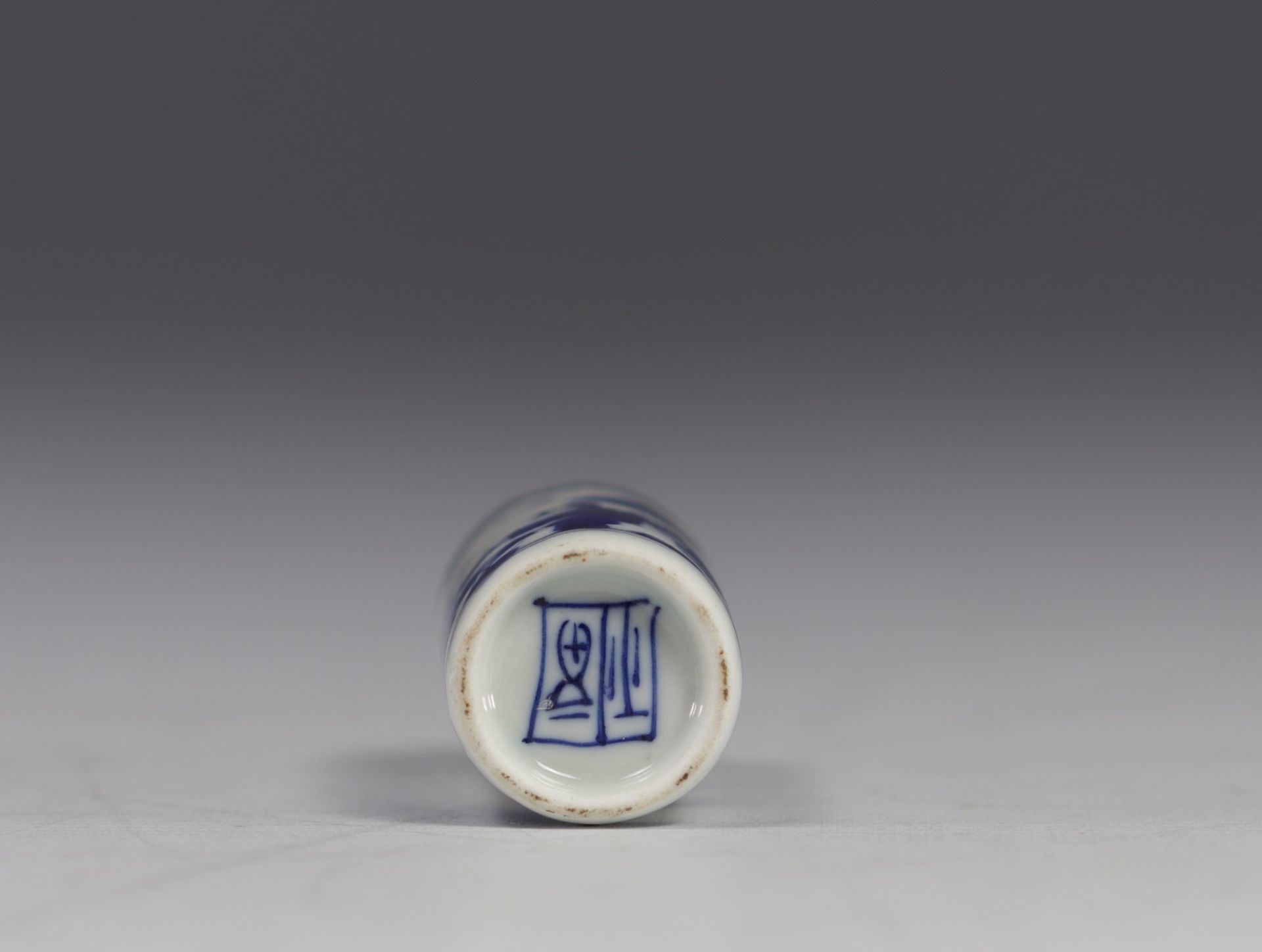 China - white and blue porcelain snuffbox decorated with characters. - Bild 5 aus 5