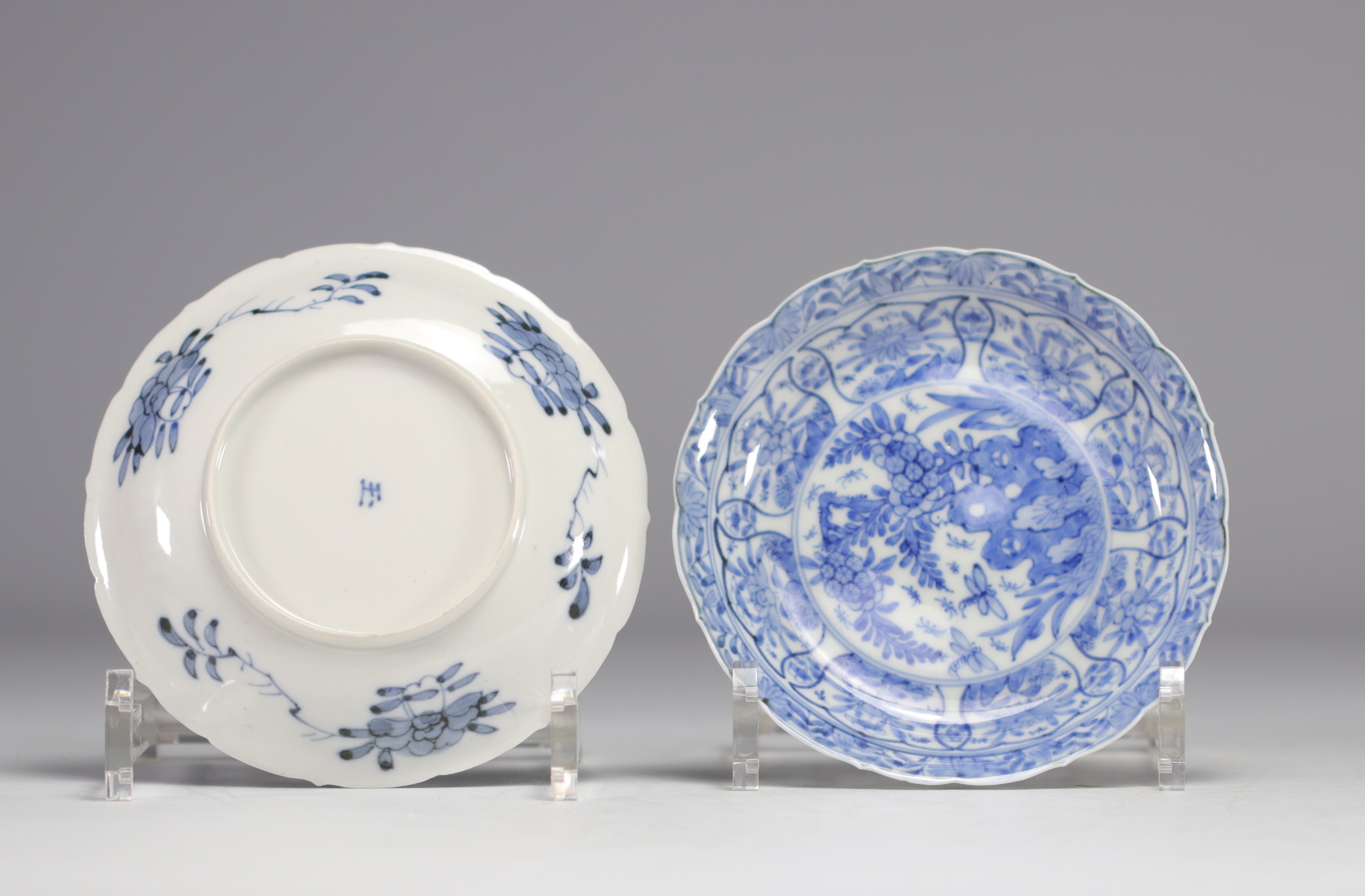 Set of white and blue bowls and saucers with various flower decorations from 18th century - Image 3 of 6
