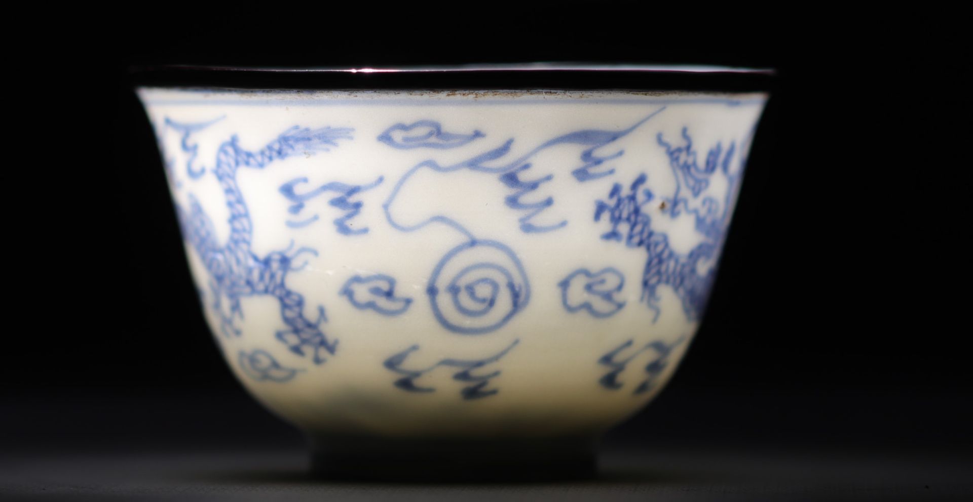 China - Pair of small Ming Imperial bowls in blue and white porcelain decorated with dragons - Bild 6 aus 15