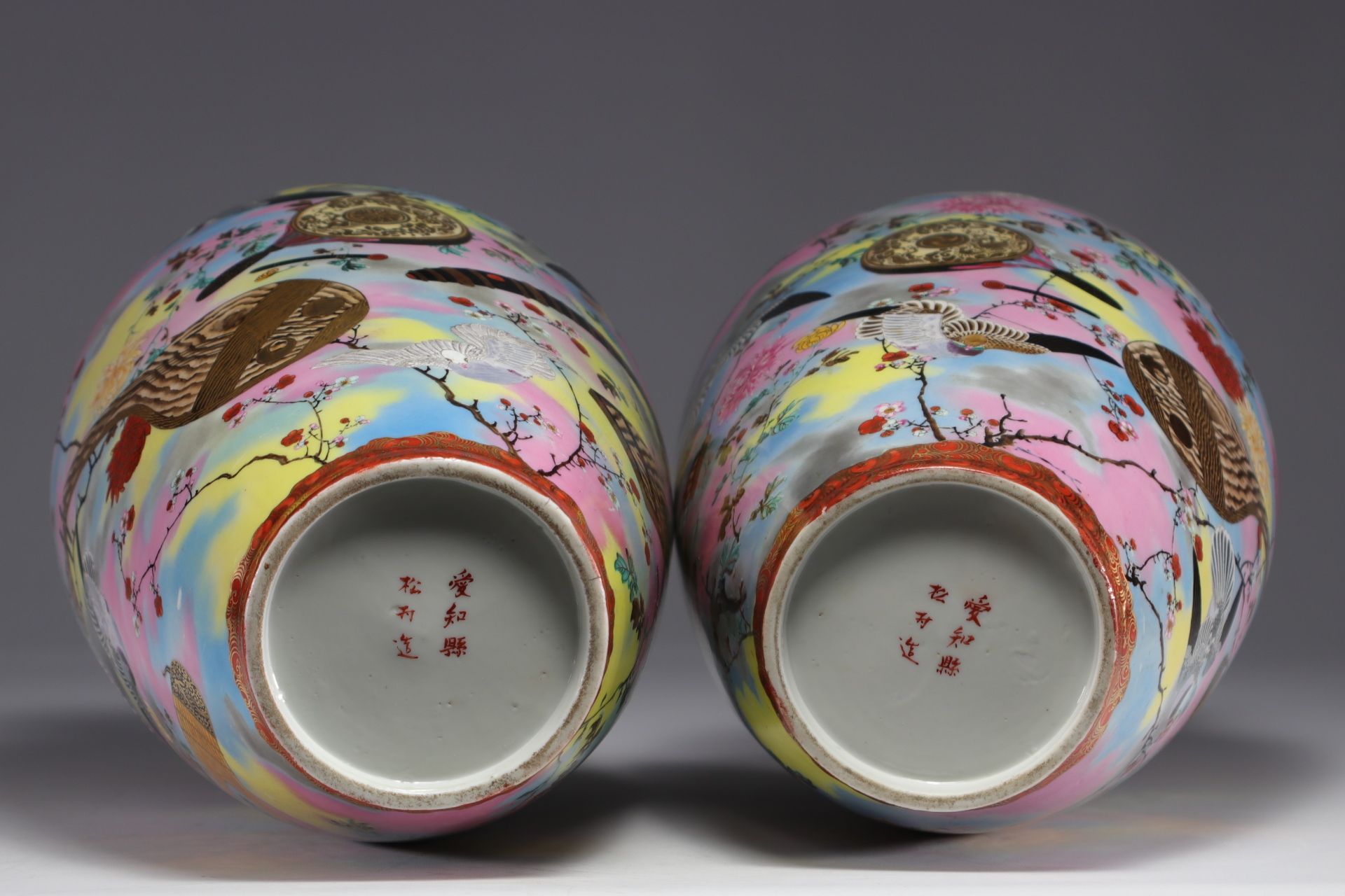 Japan - A pair of Satsuma vases with radiant doves, pigeons and flowers, Meiji period.Â - Image 4 of 8