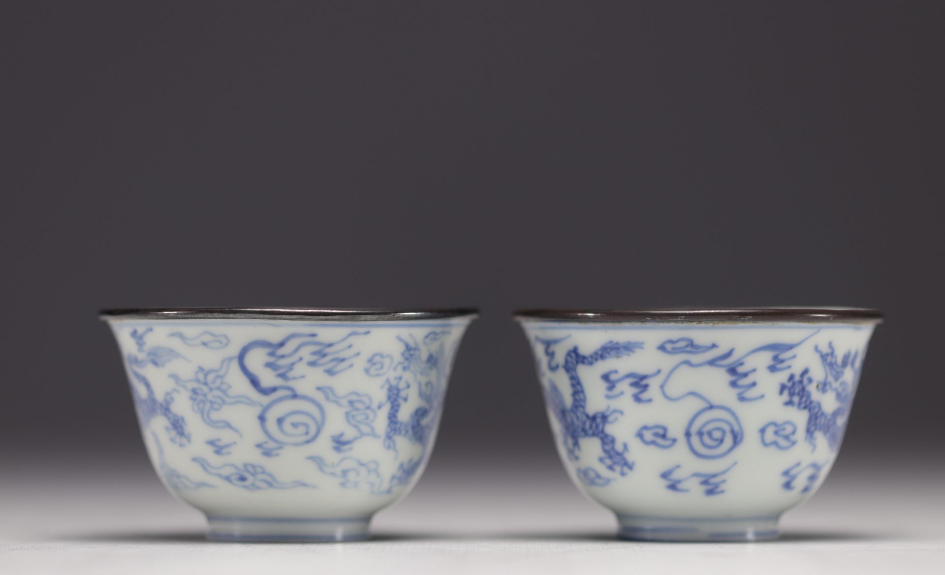 China - Pair of small Ming Imperial bowls in blue and white porcelain decorated with dragons - Bild 3 aus 15
