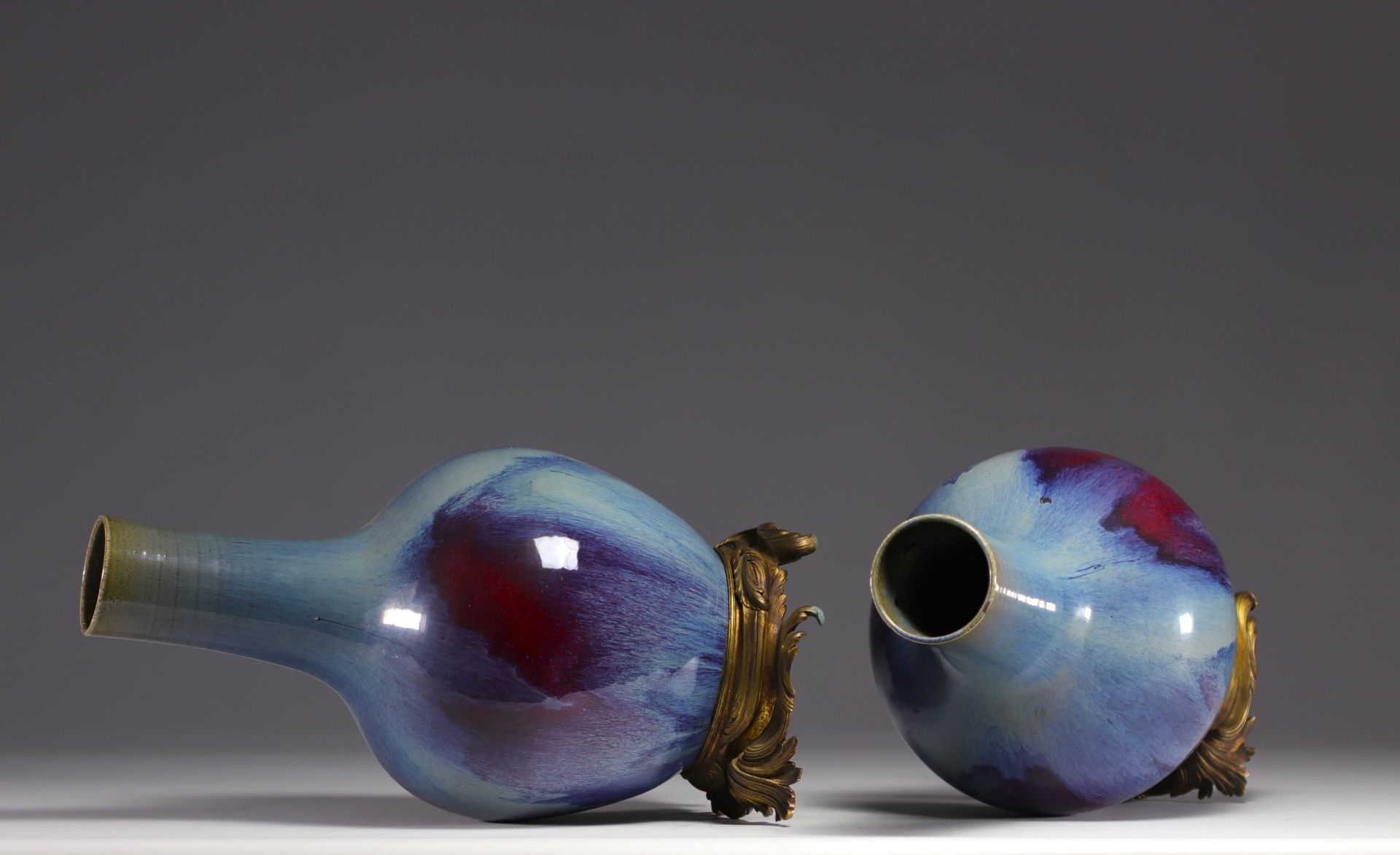 Rare pair of porcelain vases with flamed glaze mounted on bronze from 18th century - Bild 4 aus 5