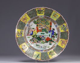 China - large porcelain dish decorated with figures, early 20th century.