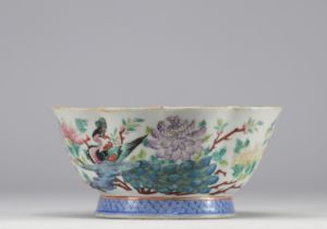 Large porcelain bowl from the Famille Rose with flowers and phoenix decoration from the 19th century