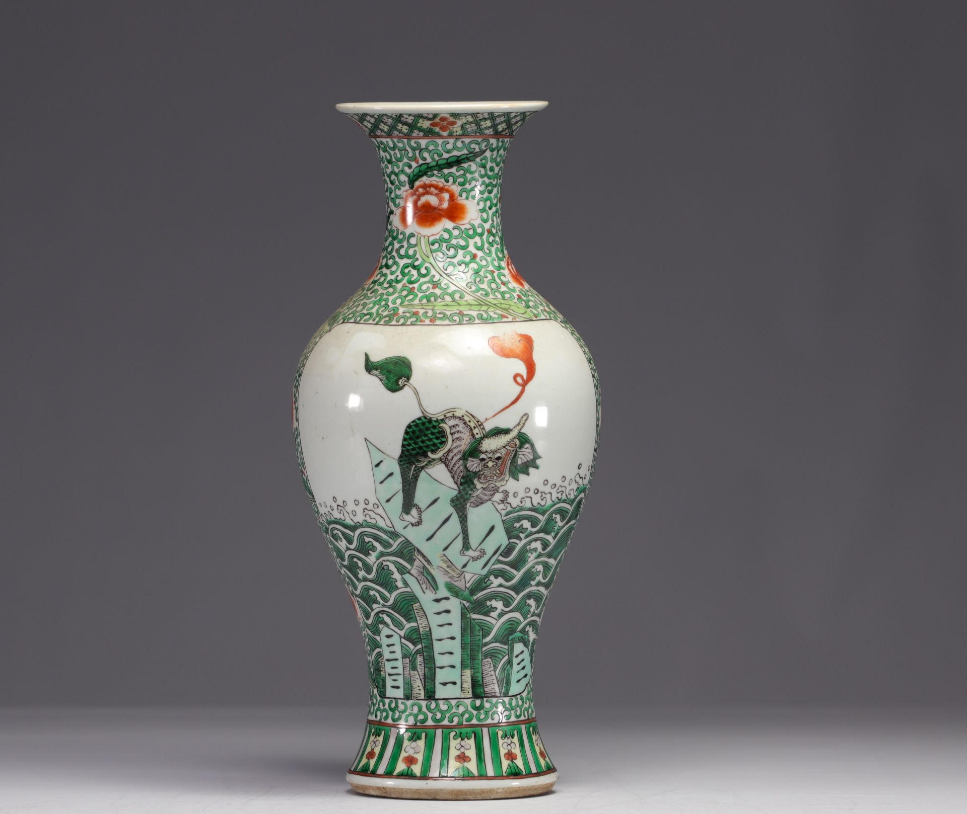 China - A green family porcelain baluster vase, decorated with birds in a cartouche, 19th century. - Image 3 of 6