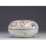 China - Wu Shuang pu porcelain covered box decorated with characters and calligraphies.
