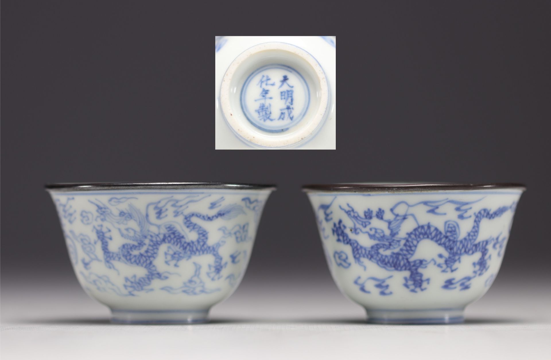 China - Pair of small Ming Imperial bowls in blue and white porcelain decorated with dragons
