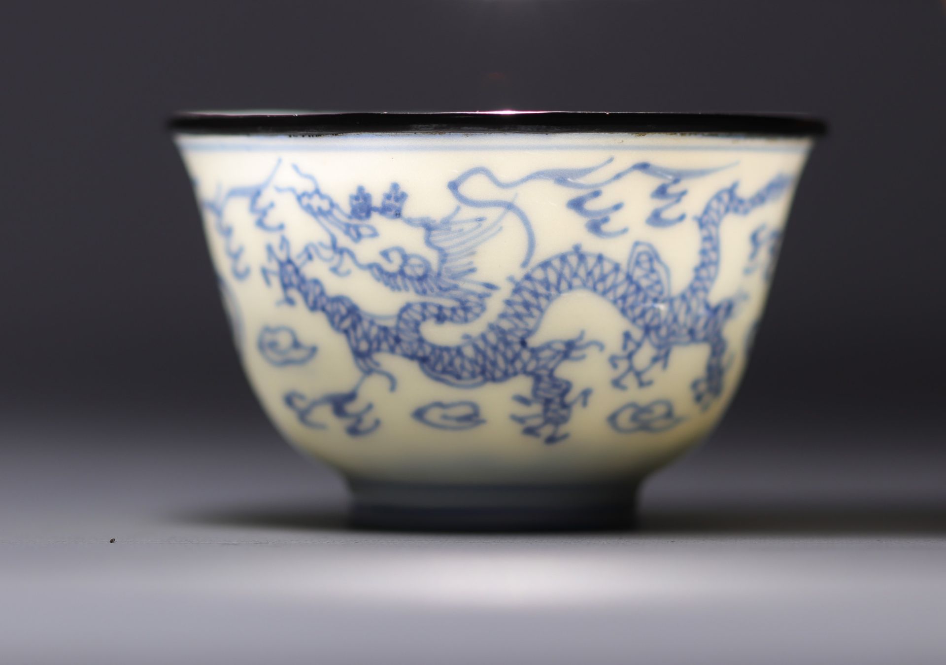 China - Pair of small Ming Imperial bowls in blue and white porcelain decorated with dragons - Bild 5 aus 15