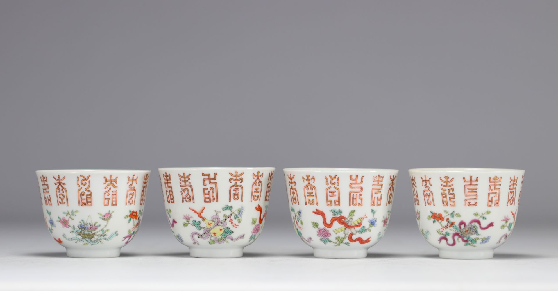 Set of four bowls decorated with flowers and calligraphy of the Gangxu period (1875-1908) and with m - Image 2 of 5