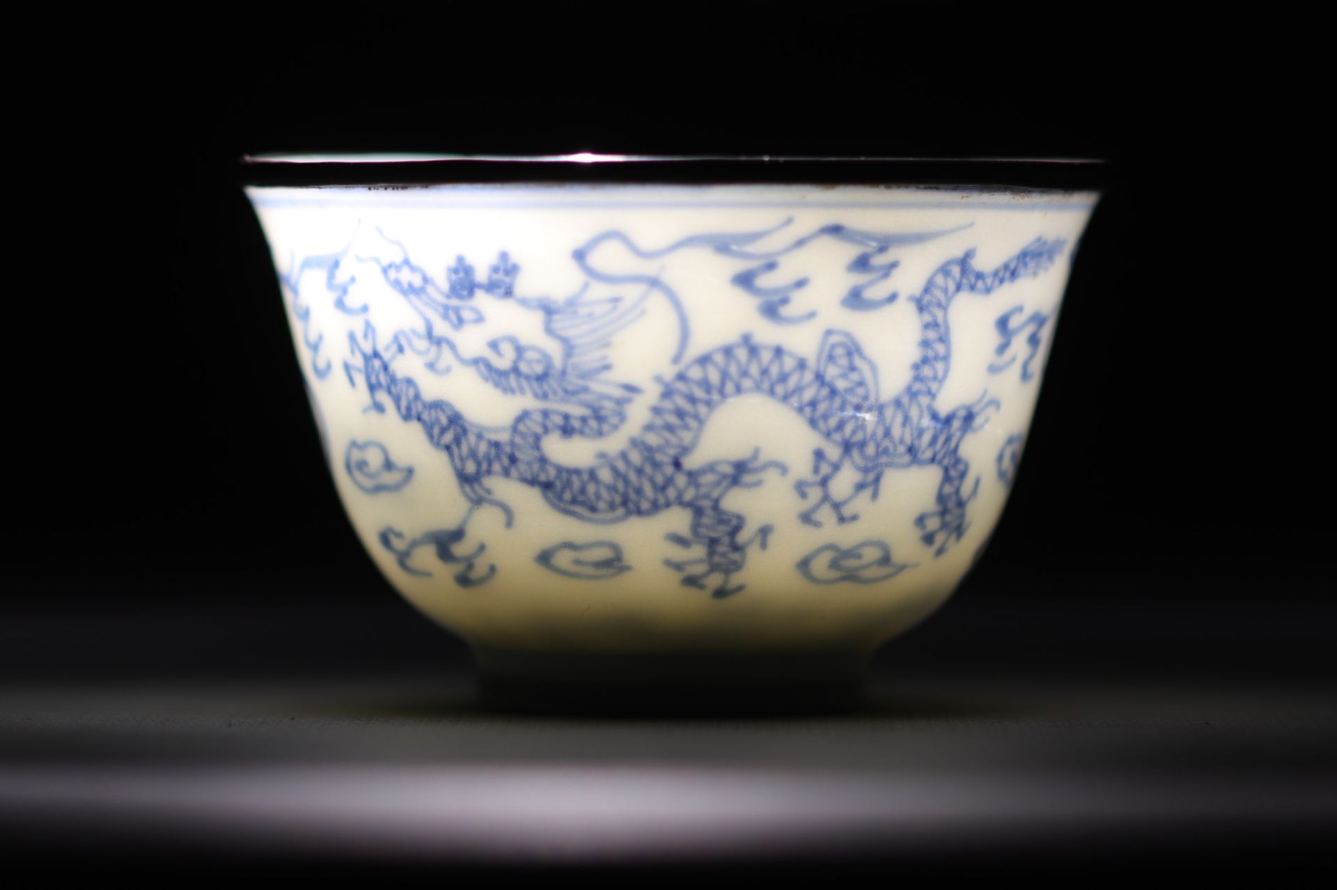 China - Pair of small Ming Imperial bowls in blue and white porcelain decorated with dragons - Bild 10 aus 15