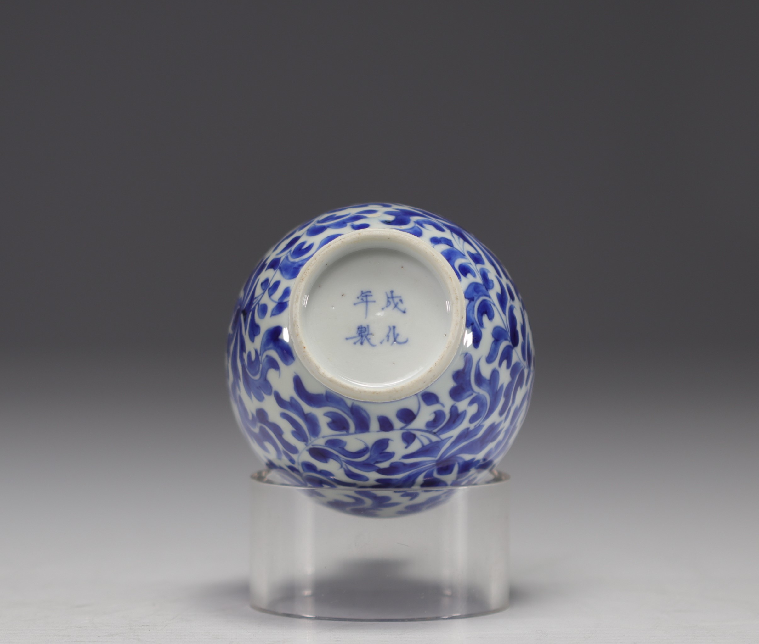 China - Blue-white porcelain vase with floral decoration, mark under the piece. - Image 3 of 4