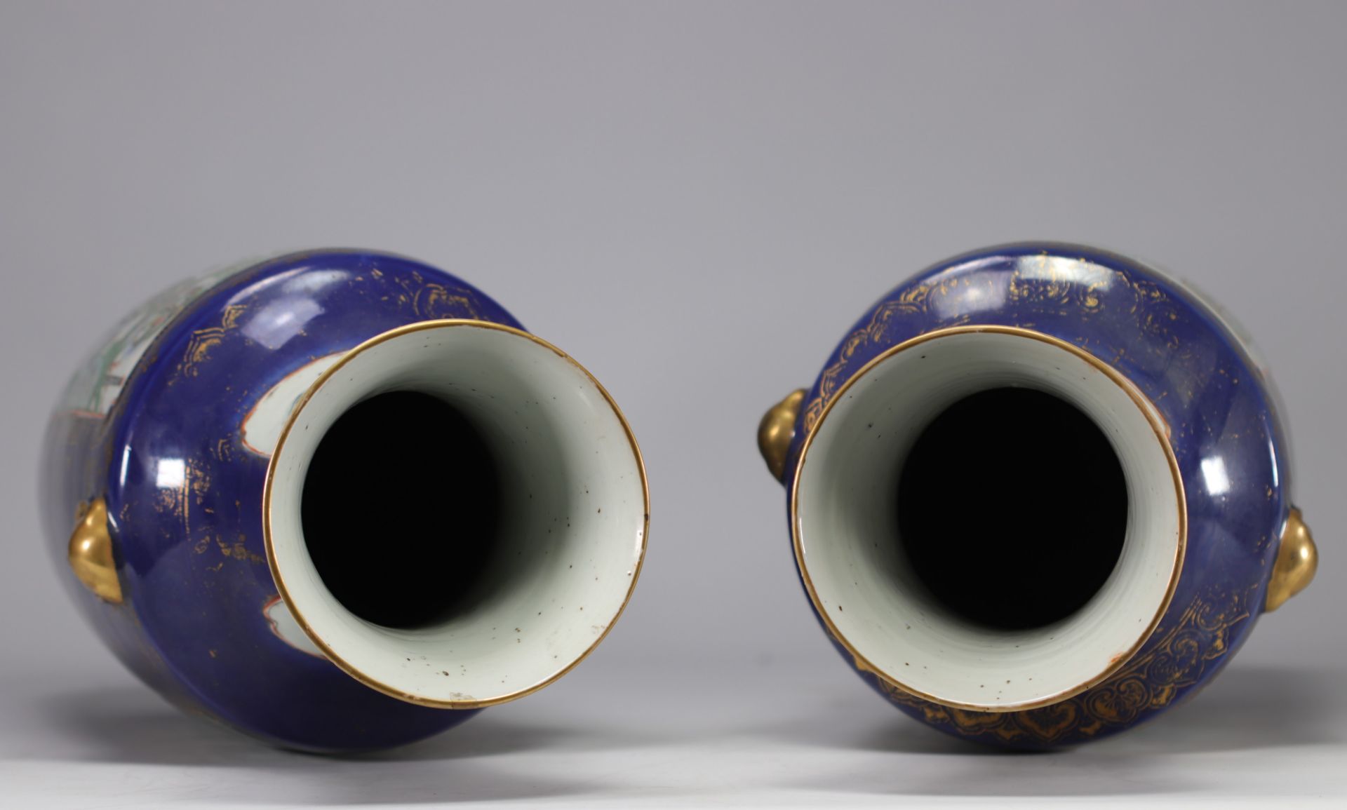 Large pair of blue powdered porcelain vases decorated with scenes of life from the 19th century - Image 10 of 11