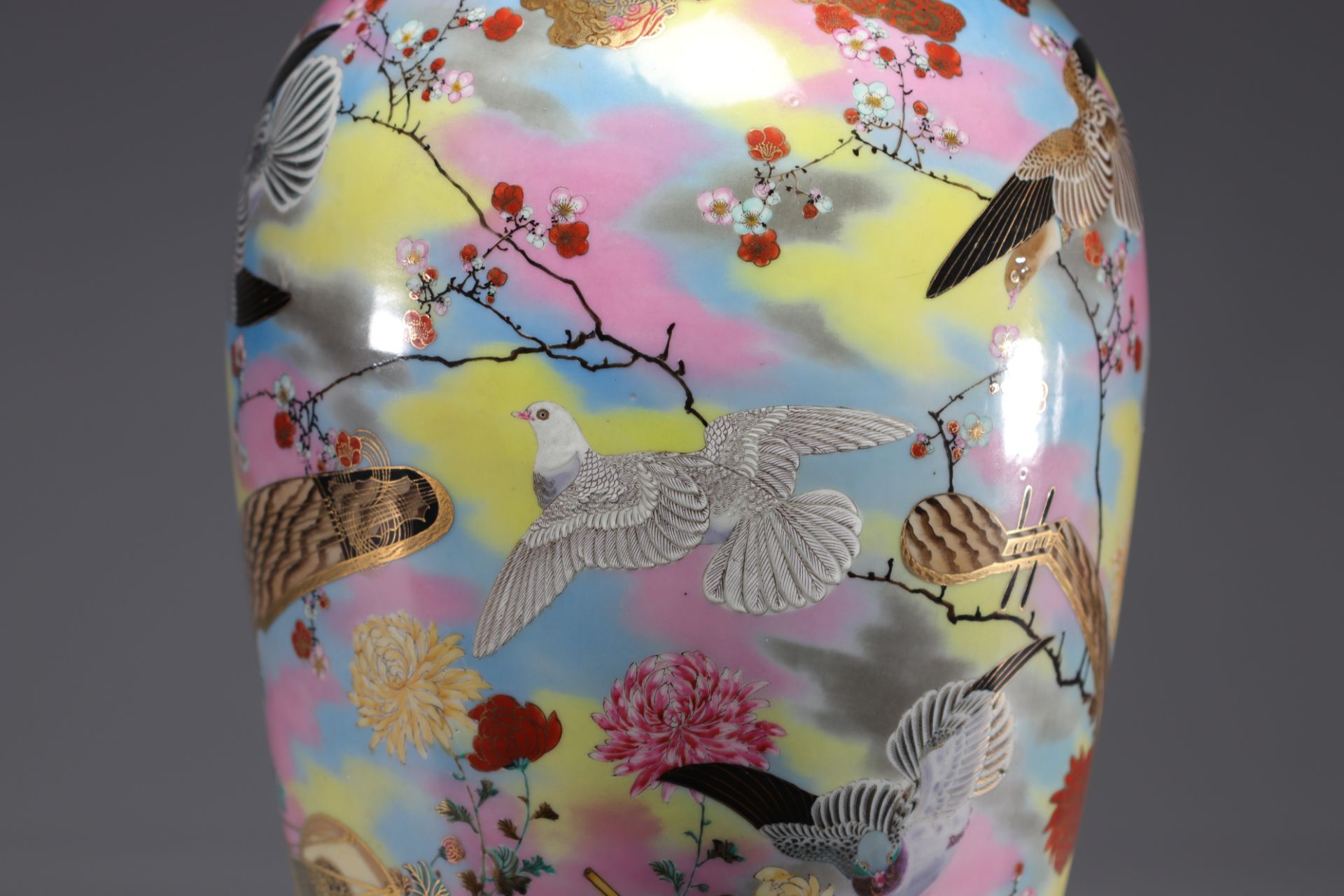 Japan - A pair of Satsuma vases with radiant doves, pigeons and flowers, Meiji period.Â - Image 7 of 8