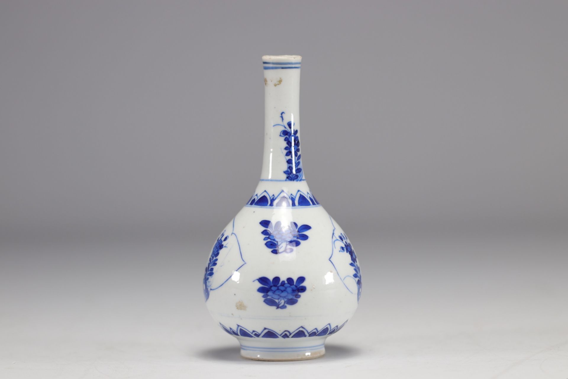 Small porcelain vase in white and blue with flower decoration from the Kangxi period (1661-1722) - Bild 2 aus 5
