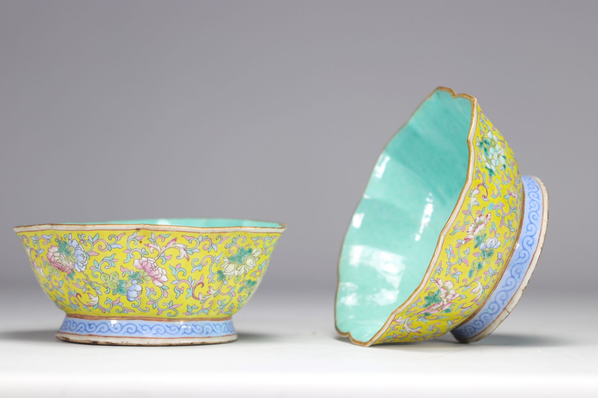 Pair of Famille Rose porcelain bowls decorated with flowers on a yellow background from 19th century - Bild 4 aus 6