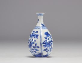 Small white and blue vase with fine flower decoration from the Kangxi period (1661-1722)