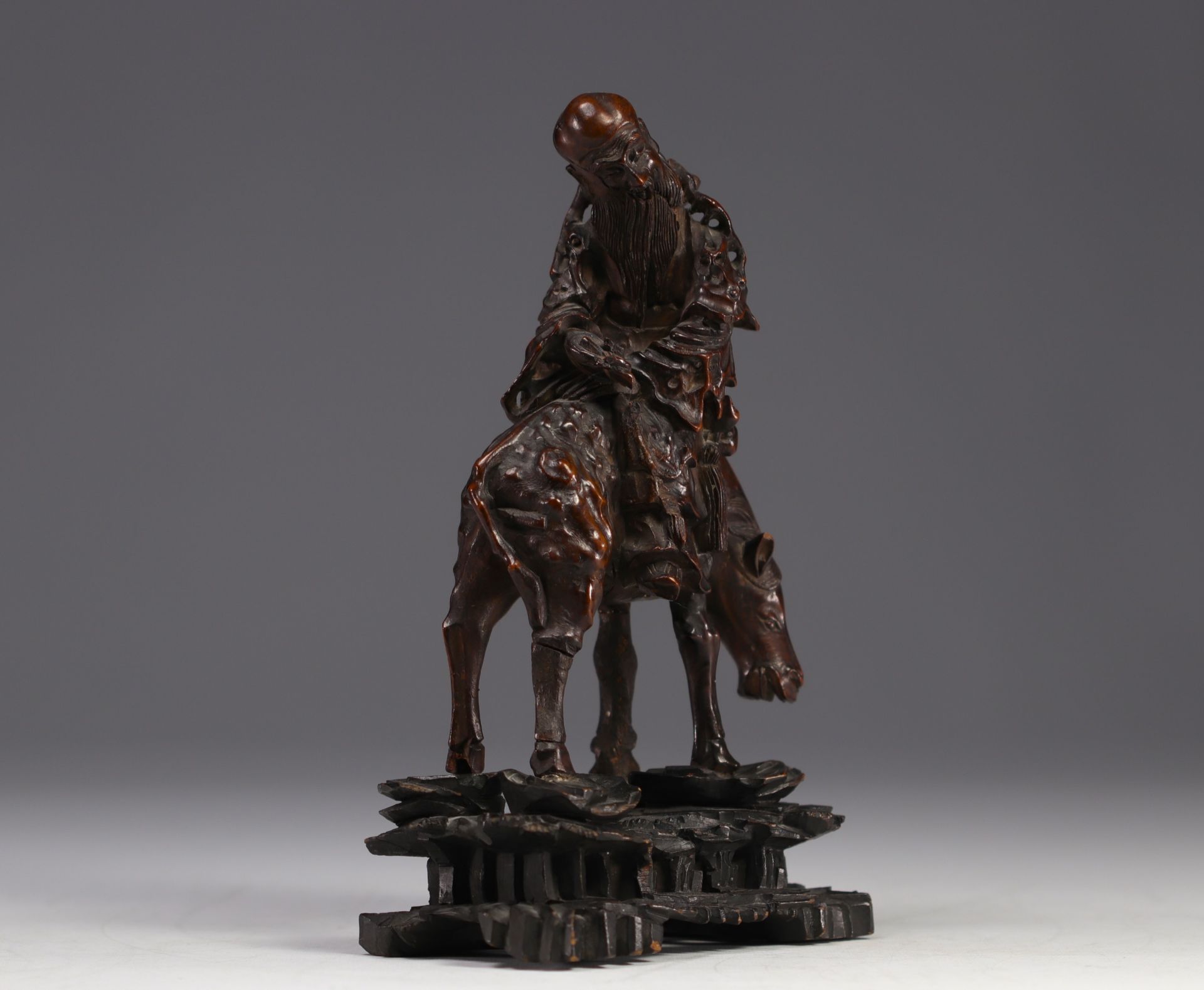 Wooden "root" sculpture of a figure on horseback from China, late 18th century - Image 4 of 4