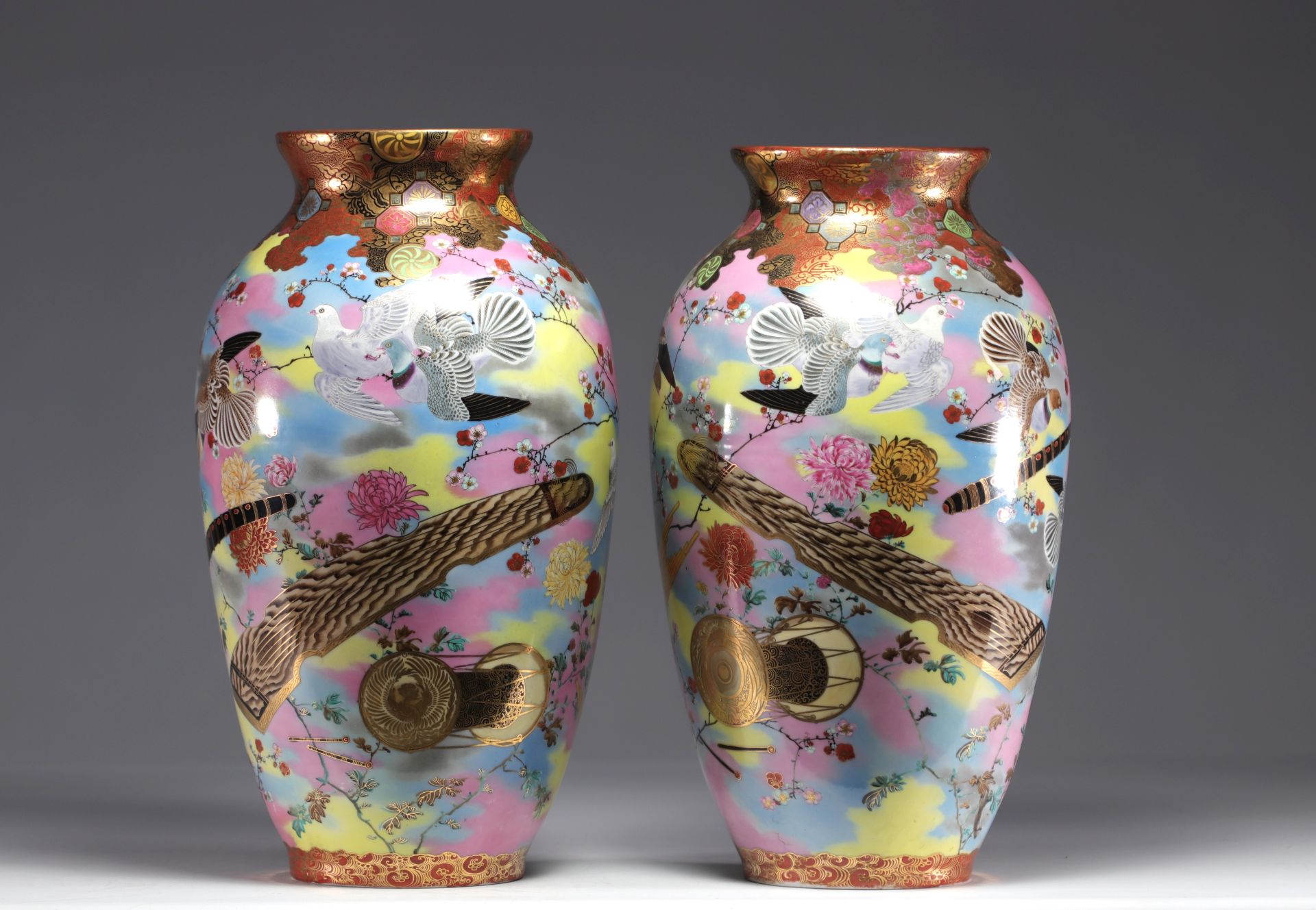 Japan - A pair of Satsuma vases with radiant doves, pigeons and flowers, Meiji period.Â - Image 3 of 8
