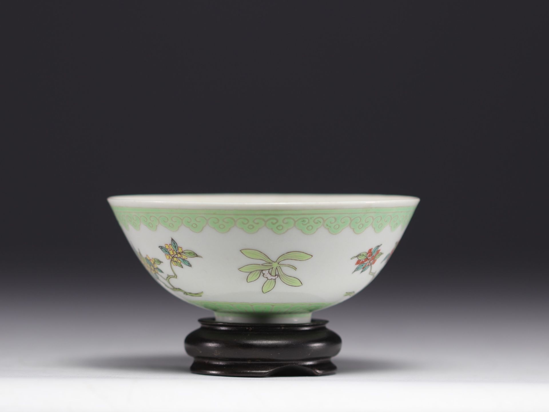 China - Rare Rose Family porcelain bowl with floral decoration and imperial mark, Jiaqing period (17 - Image 2 of 8