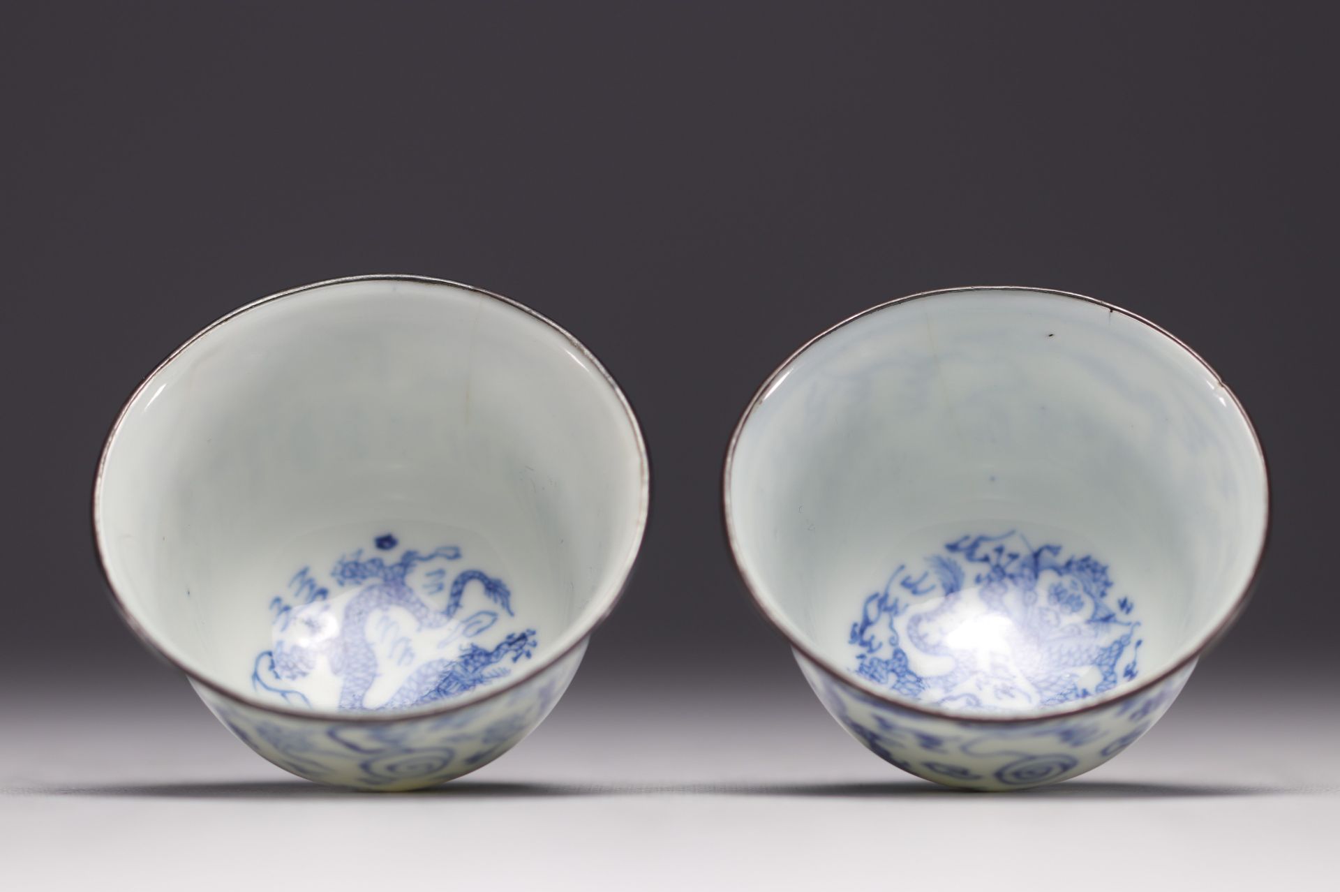 China - Pair of small Ming Imperial bowls in blue and white porcelain decorated with dragons - Bild 14 aus 15