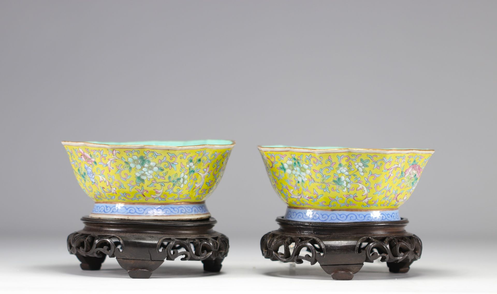 Pair of Famille Rose porcelain bowls decorated with flowers on a yellow background from 19th century
