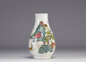 A Hu-form porcelain vase with deer decoration from Qing-period (æ¸…æœ)