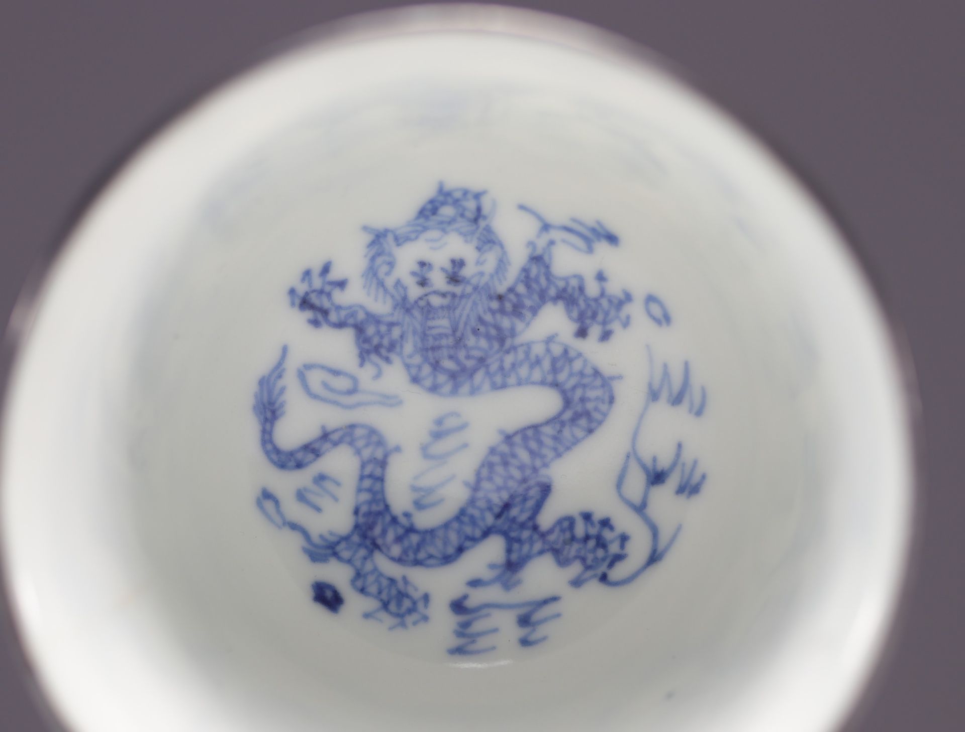 China - Pair of small Ming Imperial bowls in blue and white porcelain decorated with dragons - Bild 8 aus 15