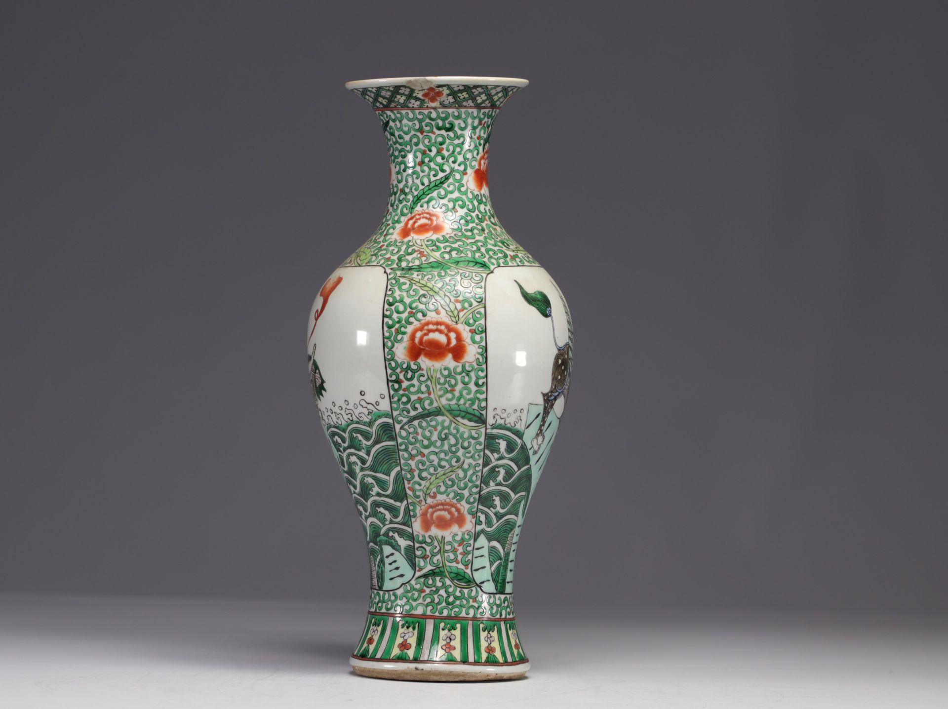 China - A green family porcelain baluster vase, decorated with birds in a cartouche, 19th century. - Image 4 of 6