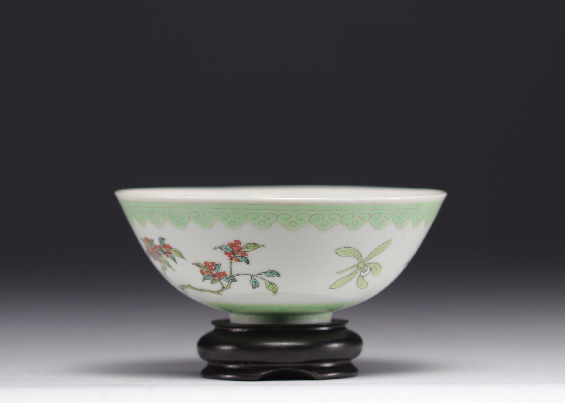 China - Rare Rose Family porcelain bowl with floral decoration and imperial mark, Jiaqing period (17 - Image 3 of 8