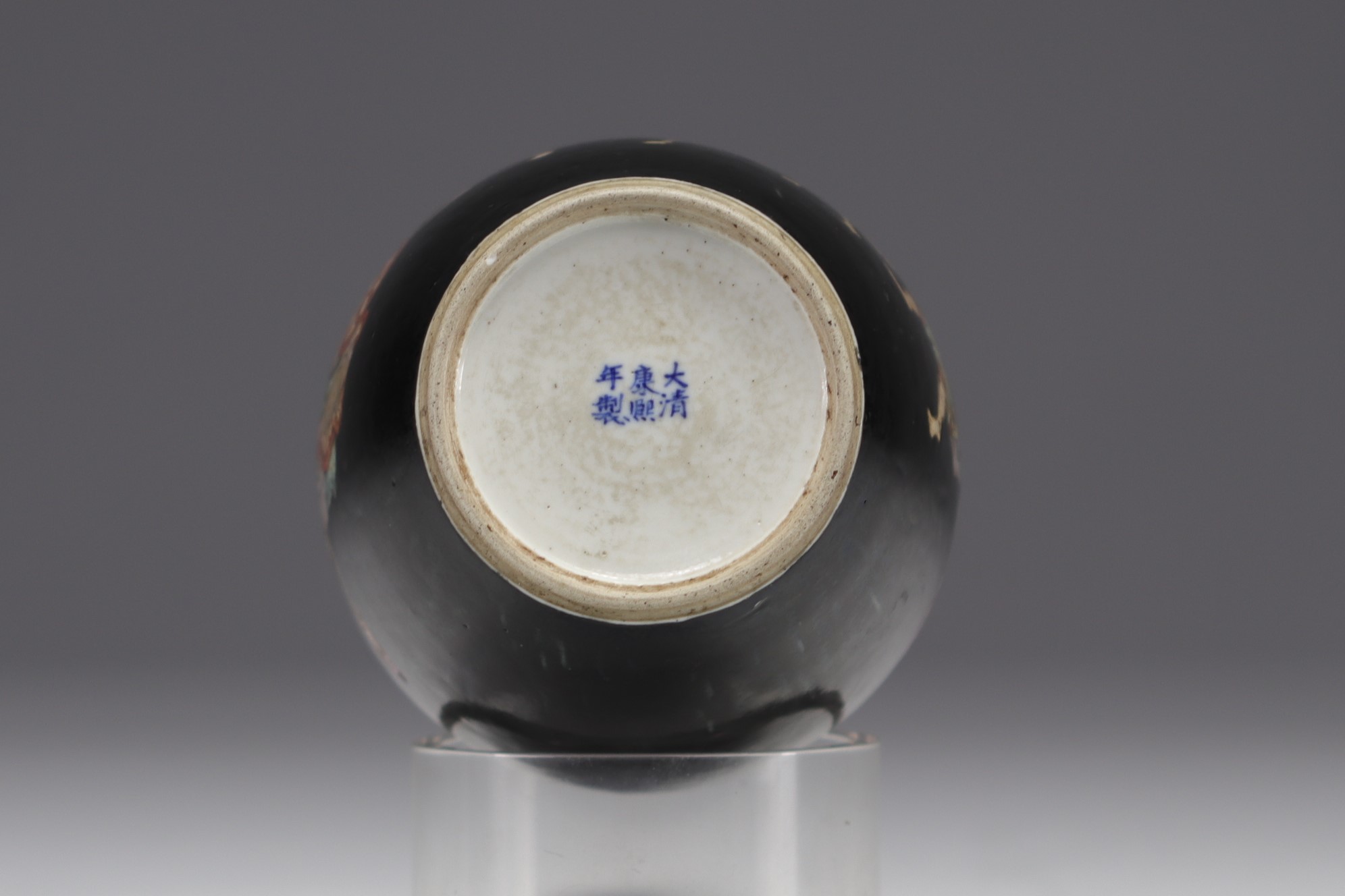 China - Black family porcelain vase decorated with figures and horsemen, Kangxi mark. - Image 6 of 6